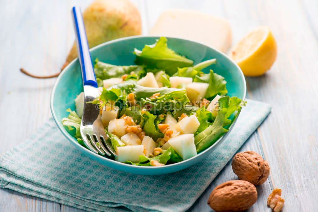 Insalata con noci, pere e formaggio di capra