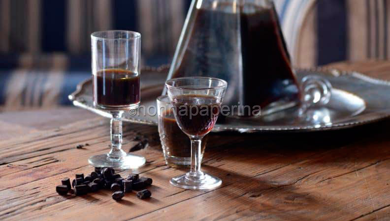 Un bicchierino di liquore alla liquirizia: un assaggio di salute e bontà