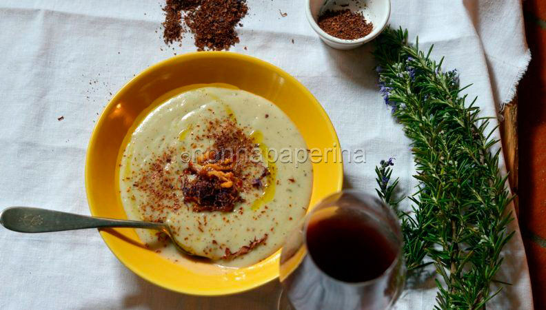 Crema di patate con polvere di cavolo e cappuccio rosso: una delizia vellutata