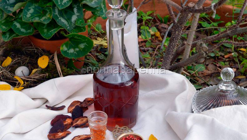 Liquore di ciliegie e pepe rosa: tanti sapori unici da imbottigliare e gustare. Ricetta senza glutine e senza lattosio