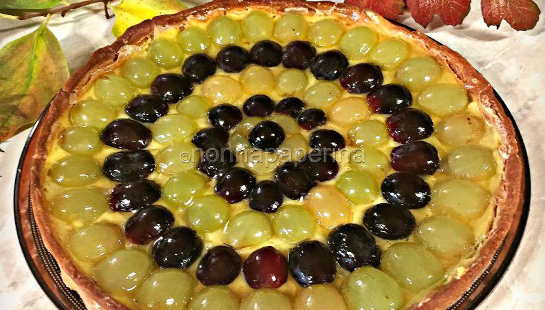 Crostata con uva bianca e nera: un dolce semplice, gustoso e ottimo