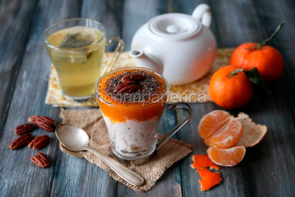 colazione con tè verde, frutta e risolatte