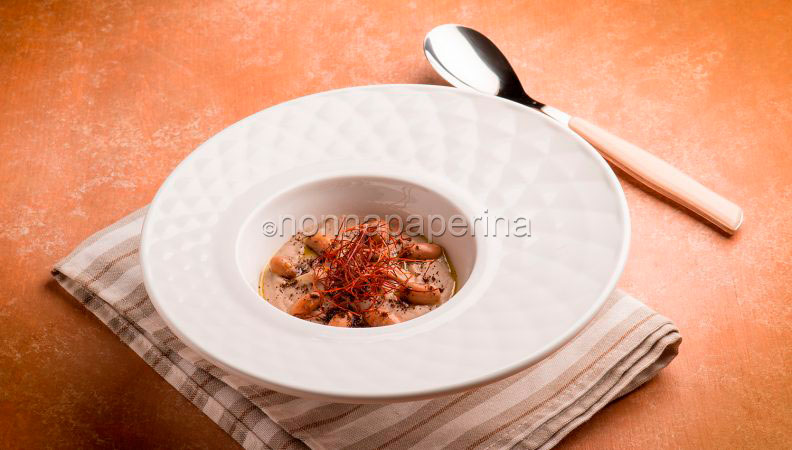 La crema di borlotti con polvere di caffè e peperoncino