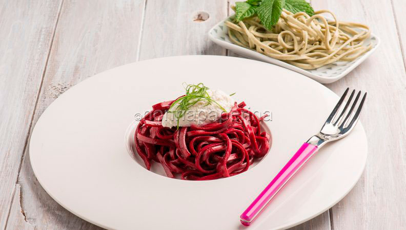 Ecco un buon piatto di tagliatelle all’ortica con crema di barbabietole