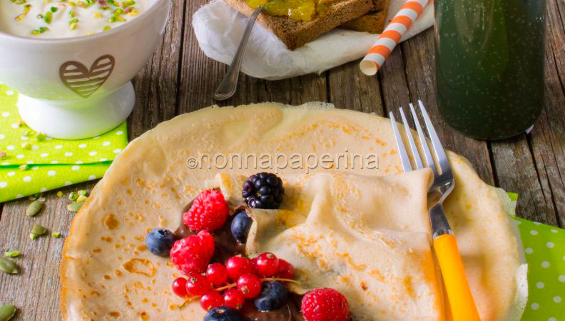Colazione vegetariana: crepes, marmellata e succo di clorella