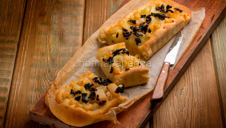 Focaccia con baccalà, patate e olive nere. Cos’altro possiamo desiderare?