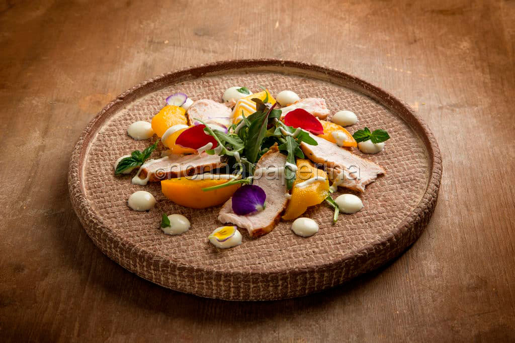 insalata light di pollo con pesche grigliate e yogurt