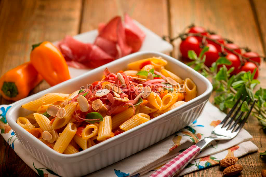 Insalata di pasta con bresaola e peperoni