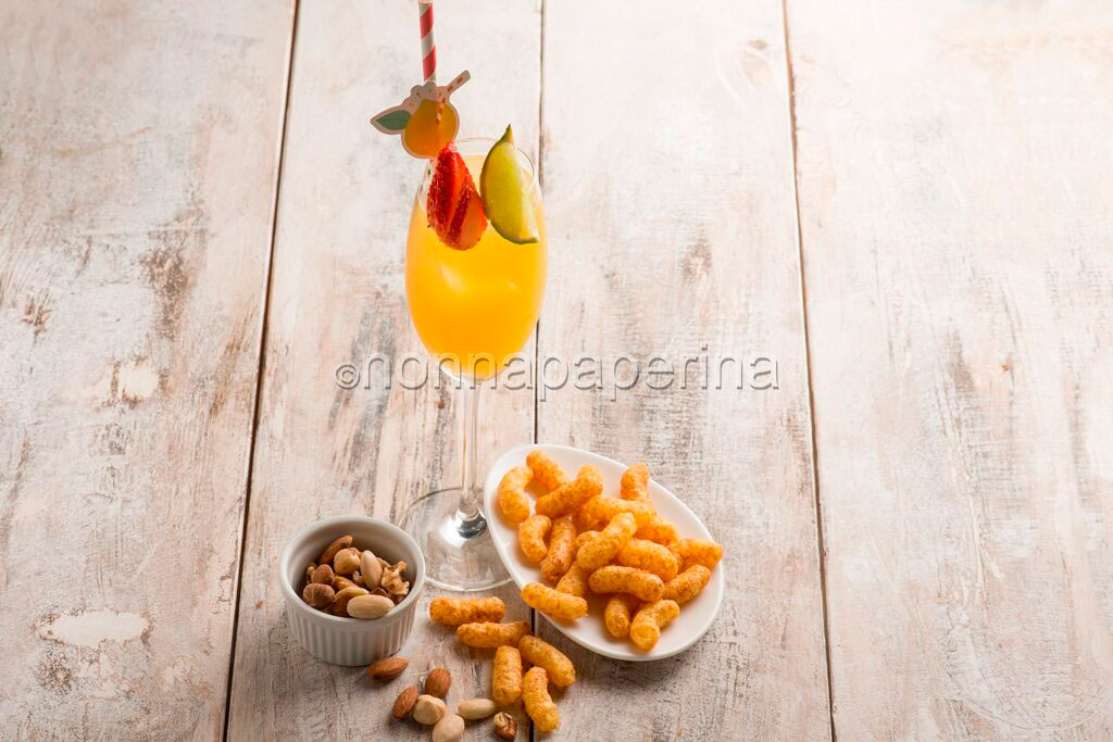 Cocktail con ananas e lime